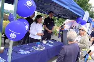 Festyn inaugurujący Wojewódzkie Obchody Święta Policji kujawsko-pomorskiego garnizonu w Toruniu. Rozpoczęcie festynu przez służby. Stoiska służb odwiedzają osoby
