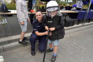 Festyn inaugurujący Wojewódzkie Obchody Święta Policji kujawsko-pomorskiego garnizonu w Toruniu. Rozpoczęcie festynu przez służby. Stoiska służb odwiedzają osoby