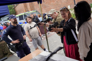 Festyn inaugurujący Wojewódzkie Obchody Święta Policji kujawsko-pomorskiego garnizonu w Toruniu. Rozpoczęcie festynu przez służby. Stoiska służb odwiedzają osoby