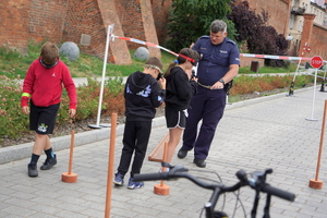 Festyn inaugurujący Wojewódzkie Obchody Święta Policji kujawsko-pomorskiego garnizonu w Toruniu. Rozpoczęcie festynu przez służby. Stoiska służb odwiedzają osoby