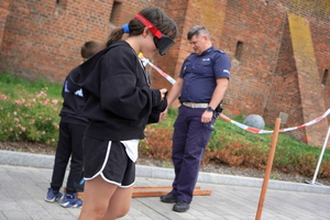 Festyn inaugurujący Wojewódzkie Obchody Święta Policji kujawsko-pomorskiego garnizonu w Toruniu. Rozpoczęcie festynu przez służby. Stoiska służb odwiedzają osoby