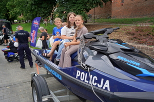 Festyn inaugurujący Wojewódzkie Obchody Święta Policji kujawsko-pomorskiego garnizonu w Toruniu. Rozpoczęcie festynu przez służby. Stoiska służb odwiedzają osoby