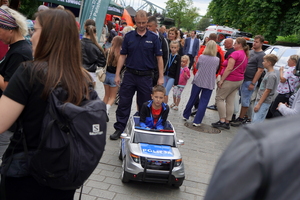 Festyn inaugurujący Wojewódzkie Obchody Święta Policji kujawsko-pomorskiego garnizonu w Toruniu. Rozpoczęcie festynu przez służby. Stoiska służb odwiedzają osoby