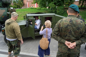 Festyn inaugurujący Wojewódzkie Obchody Święta Policji kujawsko-pomorskiego garnizonu w Toruniu. Rozpoczęcie festynu przez służby. Stoiska służb odwiedzają osoby