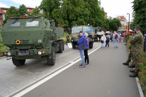 Festyn inaugurujący Wojewódzkie Obchody Święta Policji kujawsko-pomorskiego garnizonu w Toruniu. Rozpoczęcie festynu przez służby. Stoiska służb odwiedzają osoby