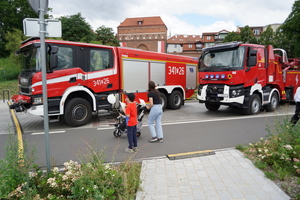 Festyn inaugurujący Wojewódzkie Obchody Święta Policji kujawsko-pomorskiego garnizonu w Toruniu. Rozpoczęcie festynu przez służby. Stoiska służb odwiedzają osoby