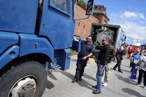 Festyn inaugurujący Wojewódzkie Obchody Święta Policji kujawsko-pomorskiego garnizonu w Toruniu. Rozpoczęcie festynu przez służby. Stoiska służb odwiedzają osoby