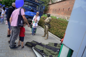 Festyn inaugurujący Wojewódzkie Obchody Święta Policji kujawsko-pomorskiego garnizonu w Toruniu. Rozpoczęcie festynu przez służby. Stoiska służb odwiedzają osoby