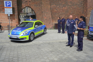 Festyn inaugurujący Wojewódzkie Obchody Święta Policji kujawsko-pomorskiego garnizonu w Toruniu. Rozpoczęcie festynu przez służby. Stoiska służb odwiedzają osoby
