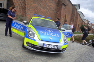Festyn inaugurujący Wojewódzkie Obchody Święta Policji kujawsko-pomorskiego garnizonu w Toruniu. Rozpoczęcie festynu przez służby. Stoiska służb odwiedzają osoby