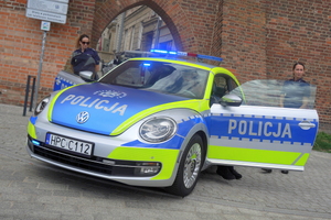 Festyn inaugurujący Wojewódzkie Obchody Święta Policji kujawsko-pomorskiego garnizonu w Toruniu. Rozpoczęcie festynu przez służby. Stoiska służb odwiedzają osoby