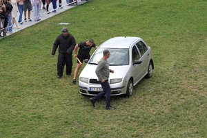 Festyn inaugurujący Wojewódzkie Obchody Święta Policji kujawsko-pomorskiego garnizonu w Toruniu. Rozpoczęcie festynu przez służby. Stoiska służb odwiedzają osoby