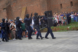 Festyn inaugurujący Wojewódzkie Obchody Święta Policji kujawsko-pomorskiego garnizonu w Toruniu. Pokazy policyjne