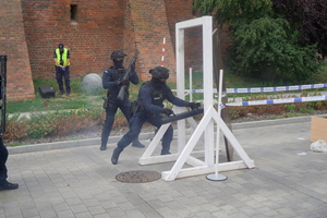 Festyn inaugurujący Wojewódzkie Obchody Święta Policji kujawsko-pomorskiego garnizonu w Toruniu. Pokazy policyjne