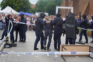 Festyn inaugurujący Wojewódzkie Obchody Święta Policji kujawsko-pomorskiego garnizonu w Toruniu. Policyjny pokaz