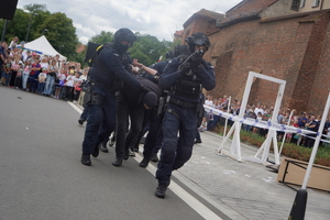 Festyn inaugurujący Wojewódzkie Obchody Święta Policji kujawsko-pomorskiego garnizonu w Toruniu. Policyjny pokaz