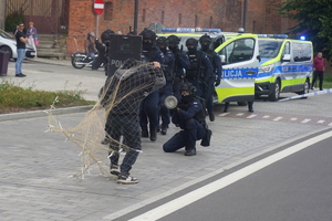 Festyn inaugurujący Wojewódzkie Obchody Święta Policji kujawsko-pomorskiego garnizonu w Toruniu. Policyjny pokaz
