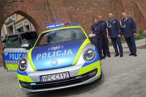 Festyn inaugurujący Wojewódzkie Obchody Święta Policji kujawsko-pomorskiego garnizonu w Toruniu. Stoiska służb odwiedzają osoby
