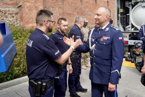 Festyn inaugurujący Wojewódzkie Obchody Święta Policji kujawsko-pomorskiego garnizonu w Toruniu. Stoiska służb odwiedzają osoby