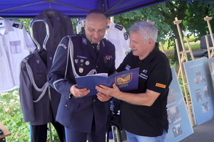 Festyn inaugurujący Wojewódzkie Obchody Święta Policji kujawsko-pomorskiego garnizonu w Toruniu. Stoiska służb odwiedzają osoby