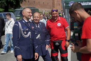 Festyn inaugurujący Wojewódzkie Obchody Święta Policji kujawsko-pomorskiego garnizonu w Toruniu. Stoiska służb odwiedzają osoby