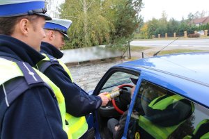 mł. asp. Rafał Dorobek i sierż. Adrian Meler z Wydziału Ruchu Drogowego Komendy Miejskiej Policji w Toruniu