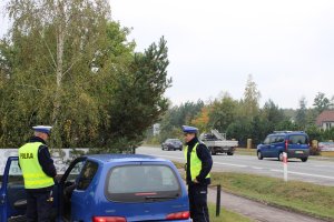 mł. asp. Rafał Dorobek i sierż. Adrian Meler z Wydziału Ruchu Drogowego Komendy Miejskiej Policji w Toruniu