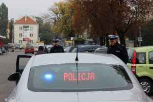 mł. asp. Rafał Dorobek i sierż. Adrian Meler z Wydziału Ruchu Drogowego Komendy Miejskiej Policji w Toruniu