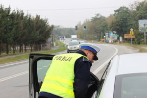 mł. asp. Rafał Dorobek i sierż. Adrian Meler z Wydziału Ruchu Drogowego Komendy Miejskiej Policji w Toruniu
