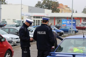 mł. asp. Rafał Dorobek i sierż. Adrian Meler z Wydziału Ruchu Drogowego Komendy Miejskiej Policji w Toruniu