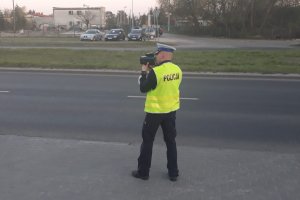 Policjant  z laserowym miernikiem prędkości