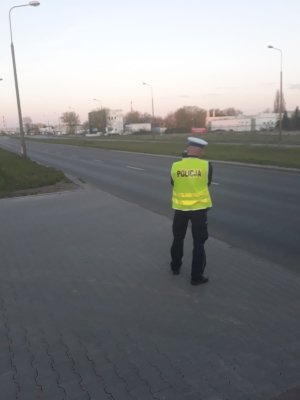 Policjant z laserowym miernikiem prędkości