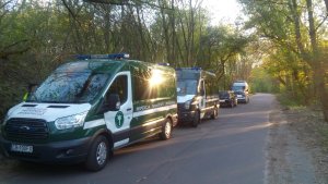 Pojazdy Inspekcji Transportu Drogowego oraz Wydziału Ruchu Drogowego Komendy Miejskiej Policji w Toruniu podczas kontroli.