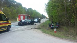 Ogólny widok miejsca zdarzenia, rozbite pojazdy w nim uczestniczące.