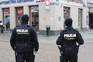 Patrol policjantów w służbowych czarnych mundurach.