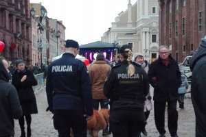 Policjantka i policjant patrolujący Stary Rynek w Toruniu,