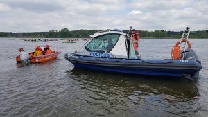 kajakarze na Wiśle, w tle policyjna motorówka