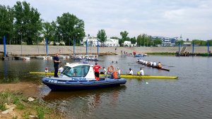 Policjanci na służbowej łodzi zabezpieczają maraton na Wiśle.