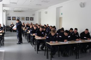 policjanci w sali piszą test