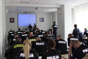 policjanci w sali piszą test