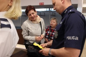 Sympozjum Biura ruchu drogowego &quot;Bezpiecznie chce się żyć&quot;2019. Zdjęcia symulator dachowania, pokaz udzielania pierwszej pomocy, urządzenia badającego zawartość alkoholu w wydychanym powietrzu,  z prezentacji komendant  oraz koncertu zespołu Blue Cafe.