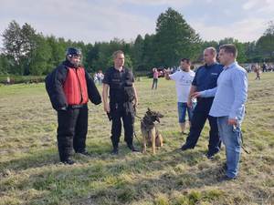 Policjant, pozorant i pies służbowy