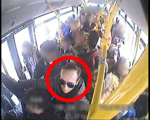 kadr z monitoringu autobusu. Na zdjęciach mężczyzna