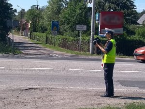 policjantka mierzy prędkość samochodów