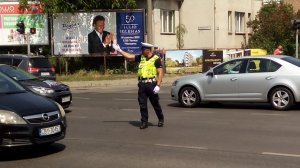 policjant podczas konkursu kieruje ruchem