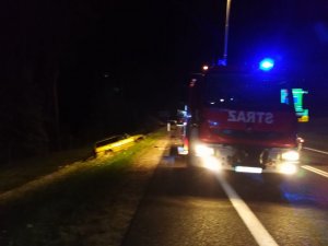 Wypadek w Małej Nieszawce. Rozbite bmw i opel astra oraz pracujące na miejscu zdarzenia służby.