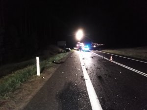 Wypadek w Małej Nieszawce. Rozbite bmw i opel astra oraz pracujące na miejscu zdarzenia służby.