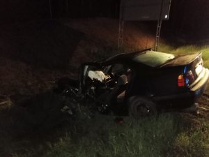 Wypadek w Małej Nieszawce. Rozbite bmw i opel astra oraz pracujące na miejscu zdarzenia służby.