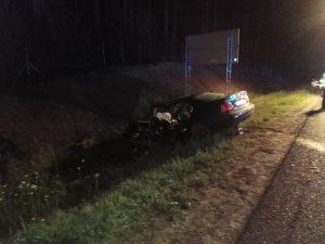 Wypadek w Małej Nieszawce. Rozbite bmw i opel astra oraz pracujące na miejscu zdarzenia służby.