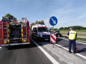 Policjanci oraz pozostałe służby pracujące na miejscu wypadku w Ostaszewie.